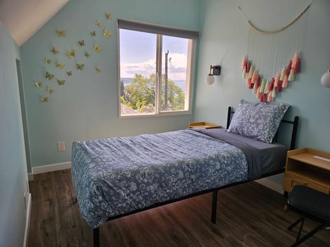 The Flyaway Room - 10 min bus to downtown
