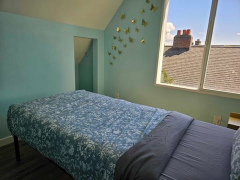 The Flyaway Room - 10 min bus to downtown