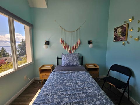 The Flyaway Room - 10 min bus to downtown