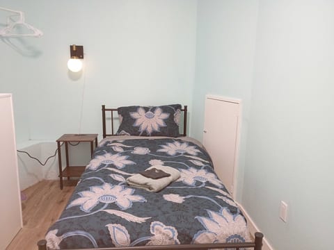 The Hideaway Room - 10 min bus to downtown