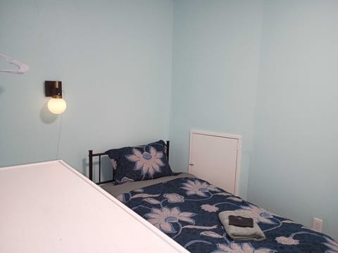 The Hideaway Room - 10 min bus to downtown