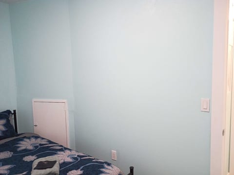 The Hideaway Room - 10 min bus to downtown