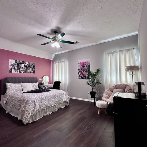 The Luxe Velvet Retreat
Sugarland/Houston