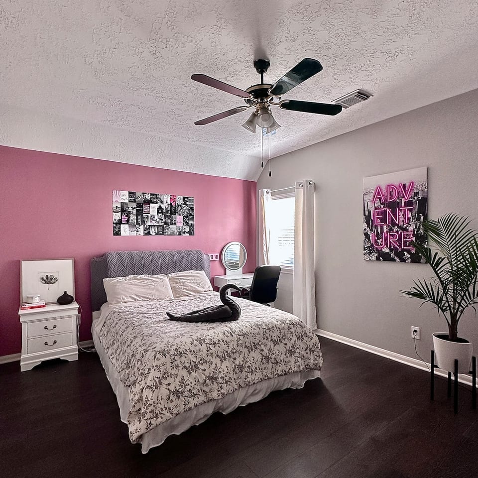 The Luxe Velvet Retreat
Sugarland/Houston - Sugar Land