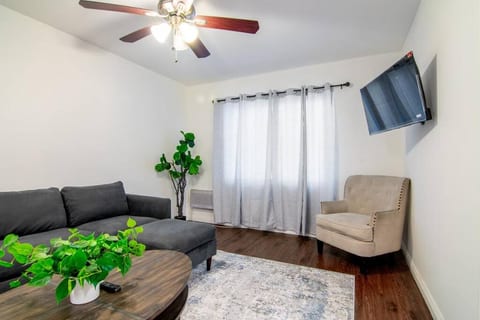 Cozy 1BR Near Beverly Hills