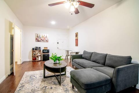 Cozy 1BR Near Beverly Hills