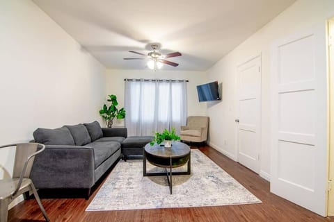 Cozy 1BR Near Beverly Hills
