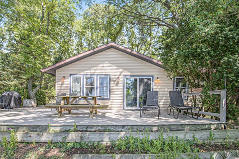 Front of house, facing the lake. 