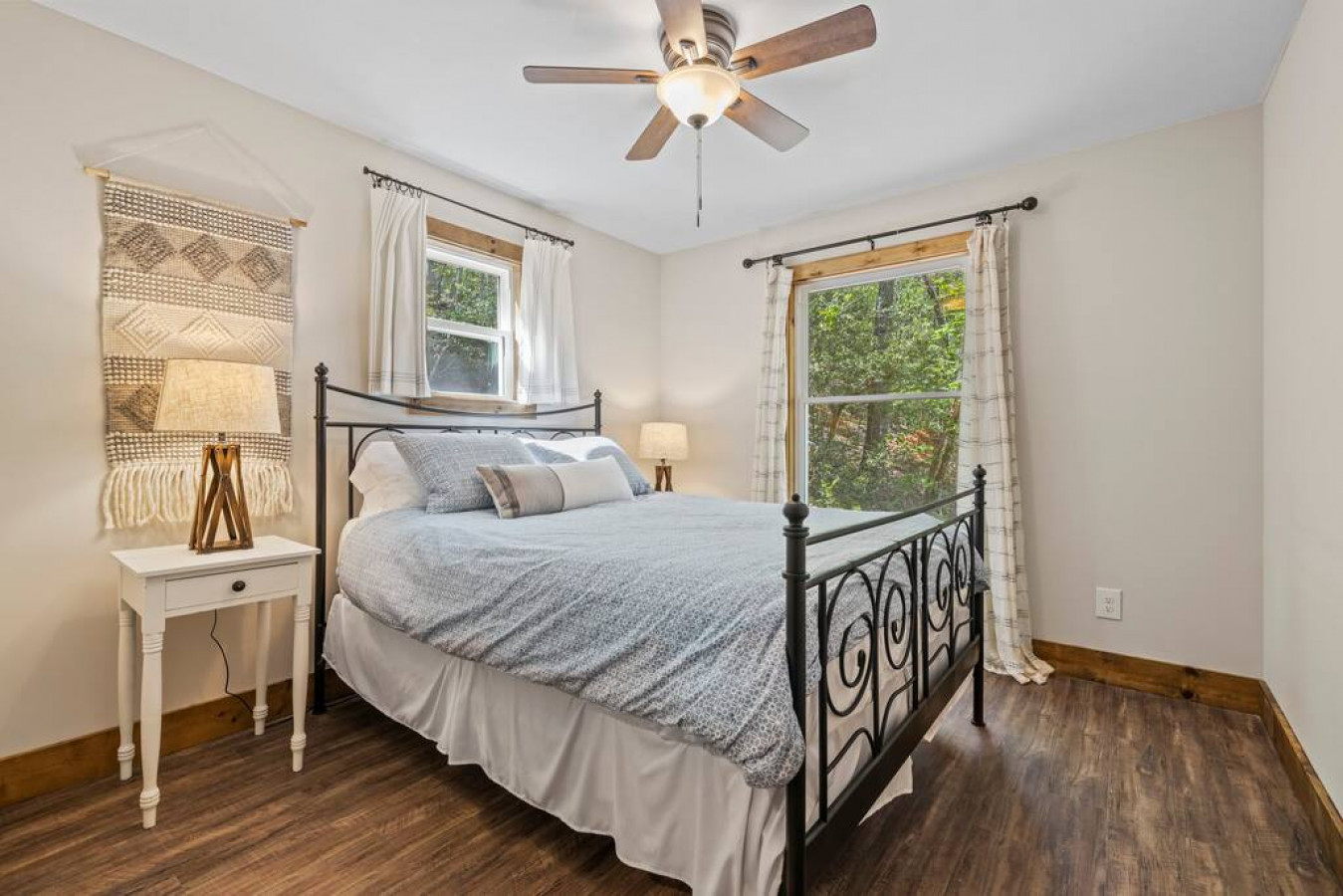 Second main level queen bedroom