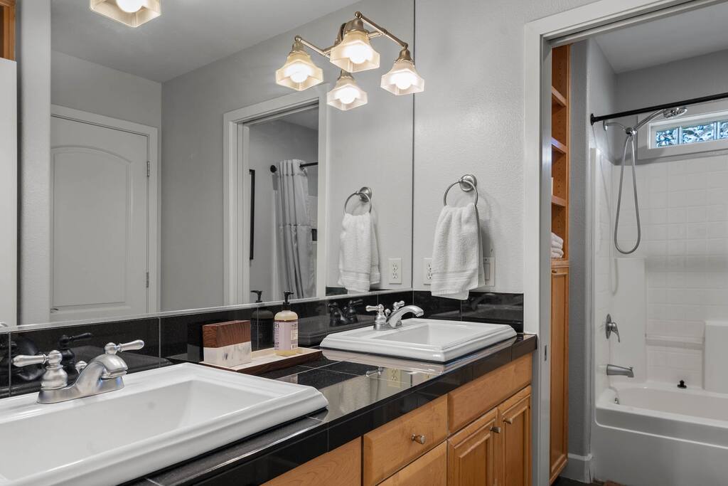 Spacious Portland House - Office, AC!