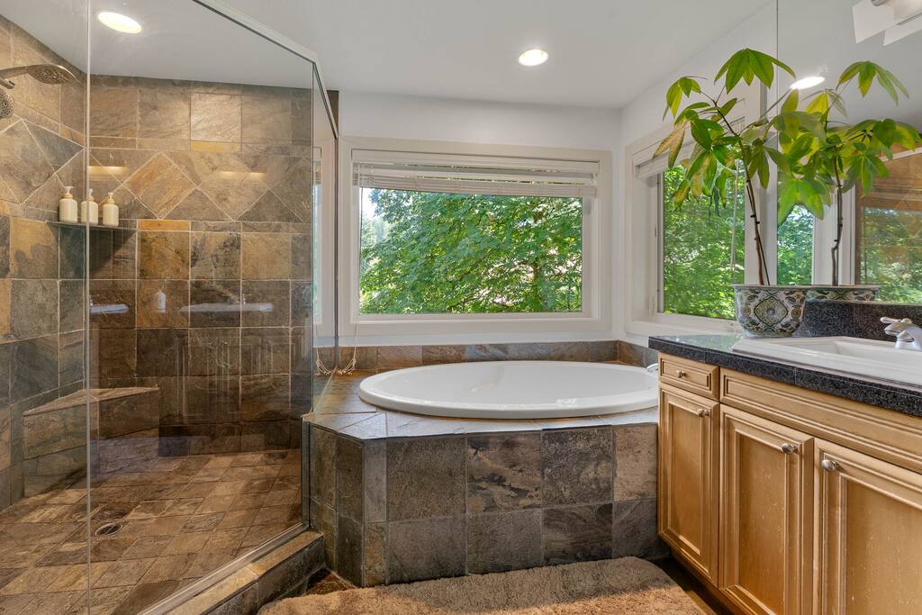 Spacious Portland House - Office, AC!