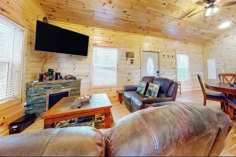 Cozy SKI VIEW CABIN on Gatlinburg & Pigeon Forge