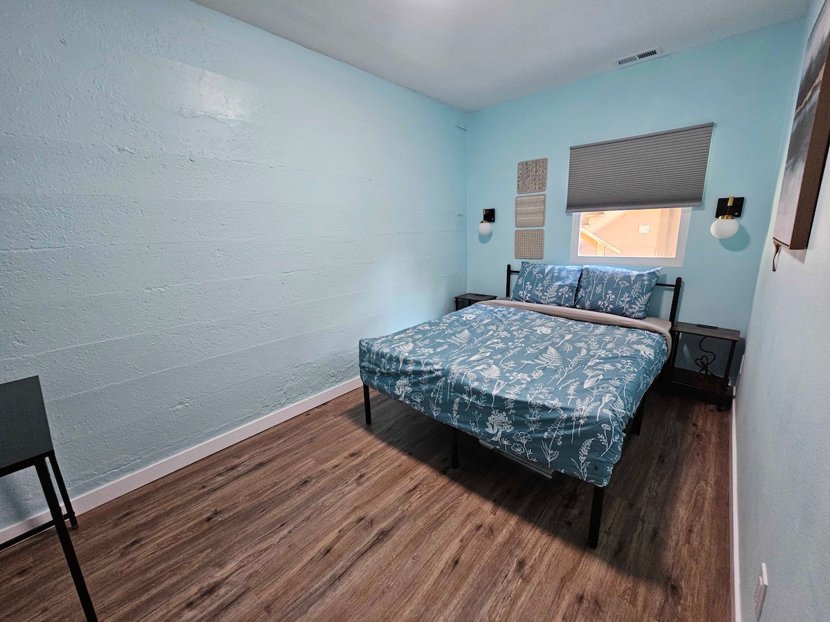 The Lotus Room - 10 min bus to downtown