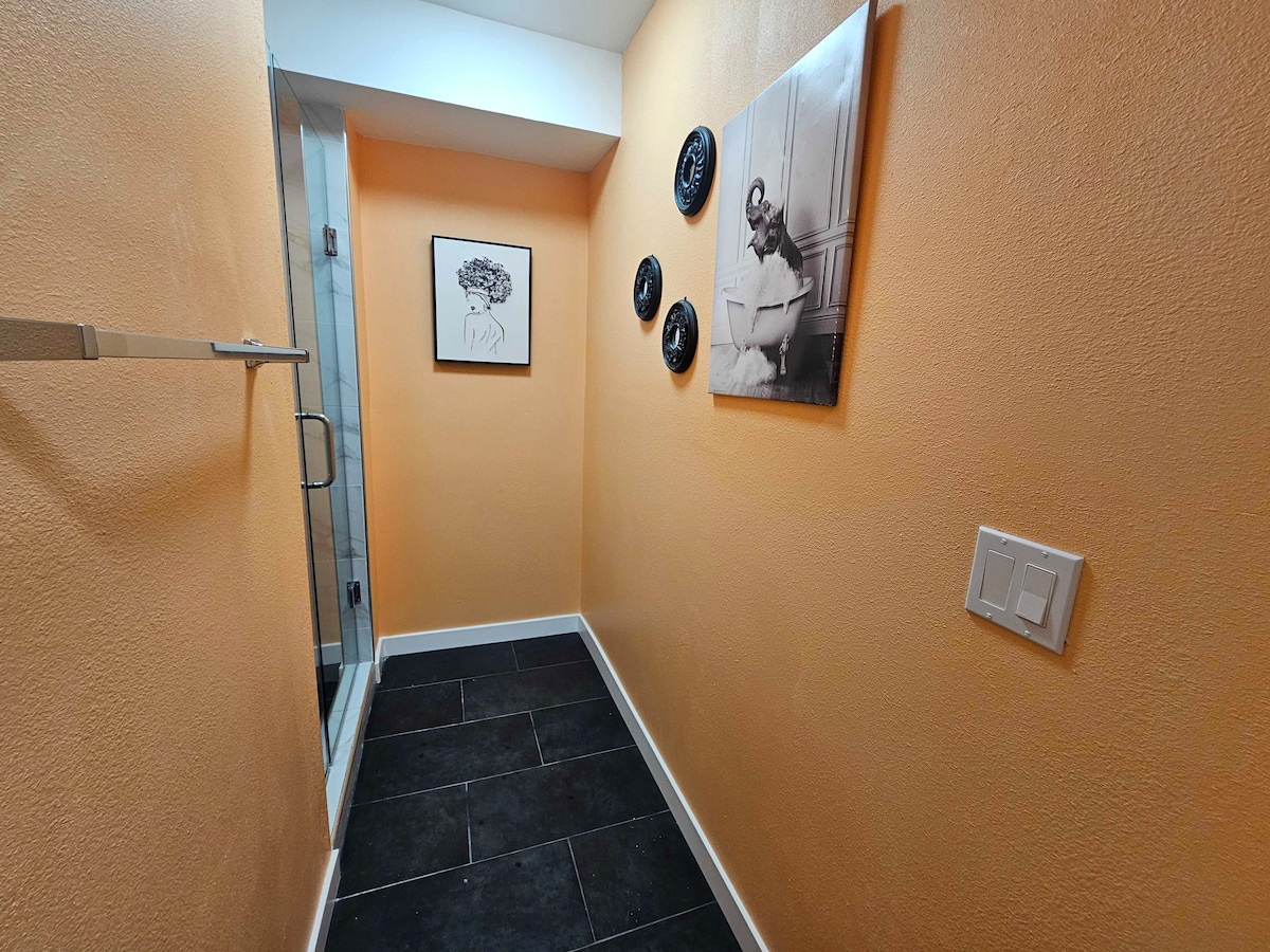 the-monet-room-10-min-bus-to-downtown/