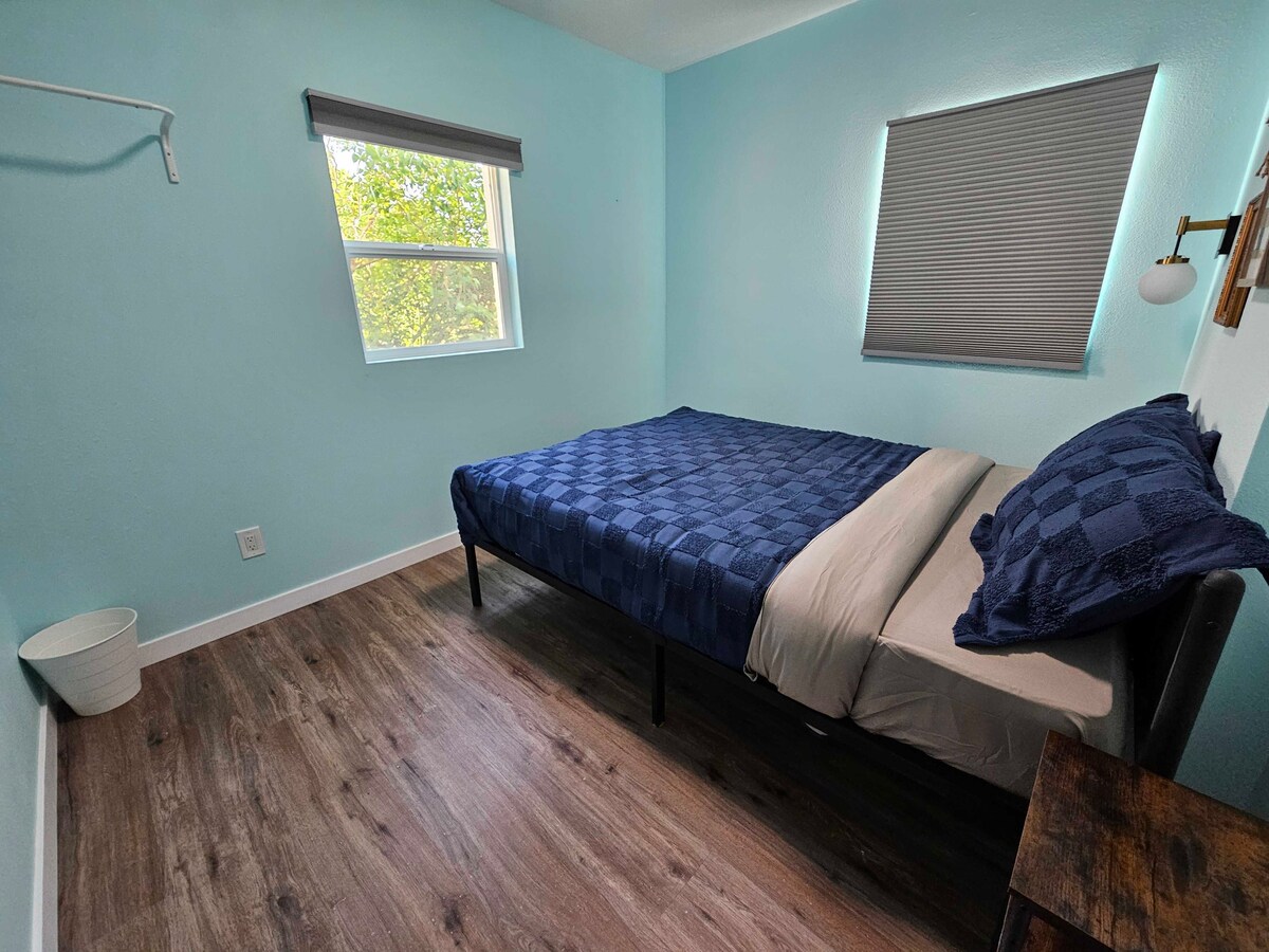 the-monet-room-10-min-bus-to-downtown/