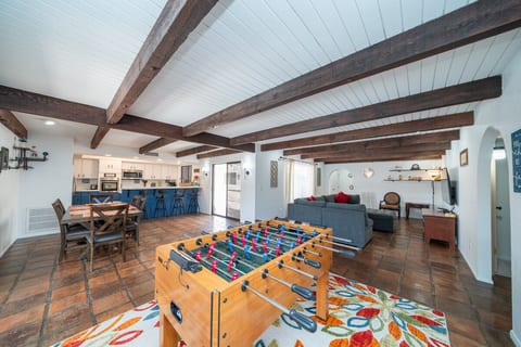 Spacious 4/3 VIEWS BBQ and POOL