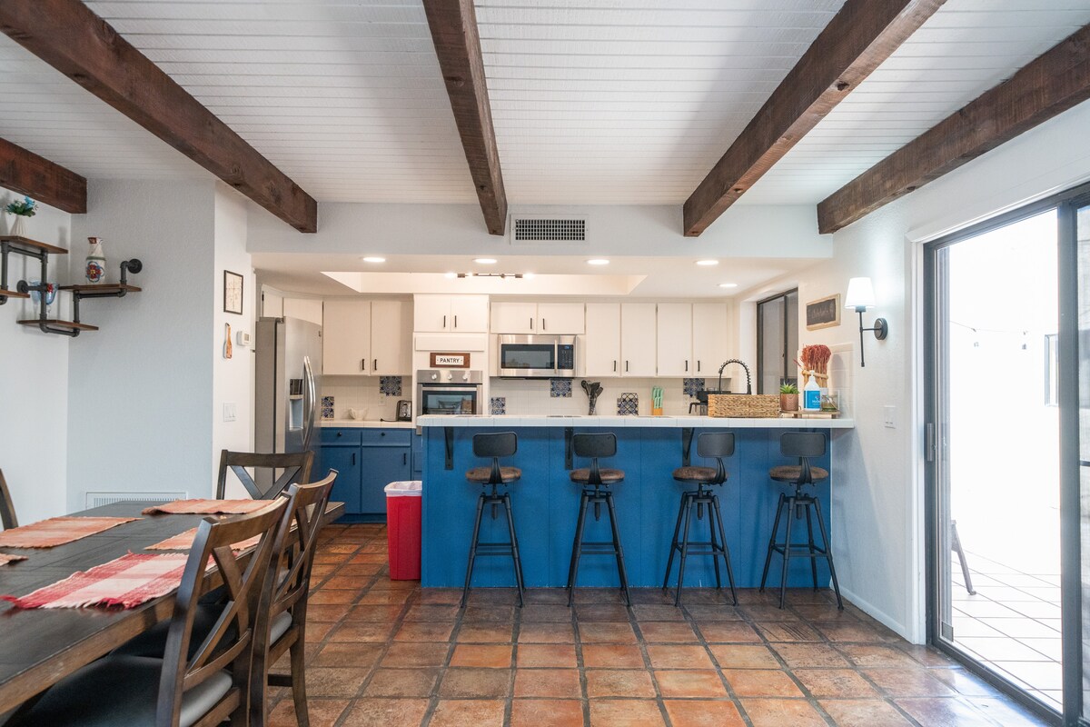 Spacious 4/3 VIEWS BBQ and POOL