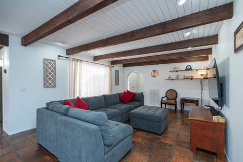 Spacious 4/3 VIEWS BBQ and POOL
