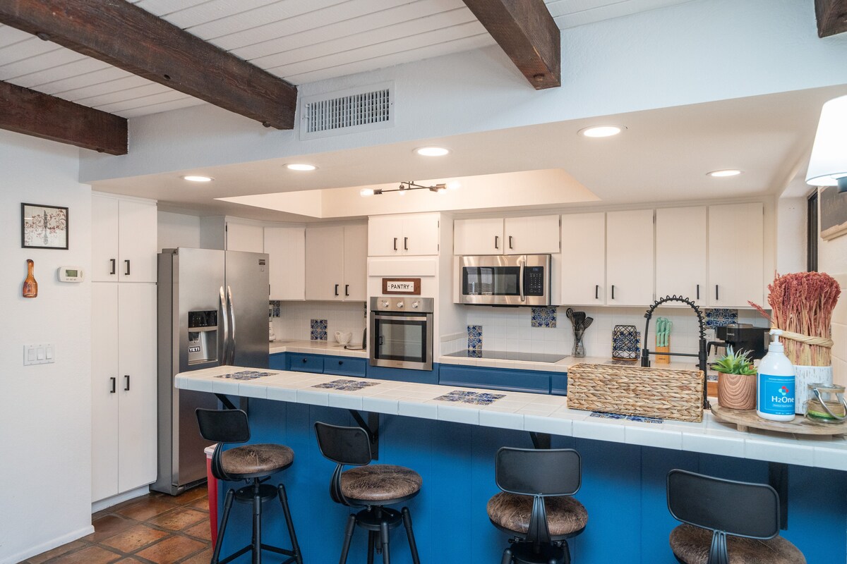Spacious 4/3 VIEWS BBQ and POOL