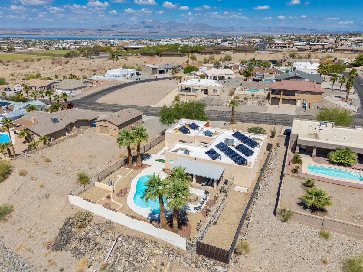 Spacious 4/3 VIEWS BBQ and POOL