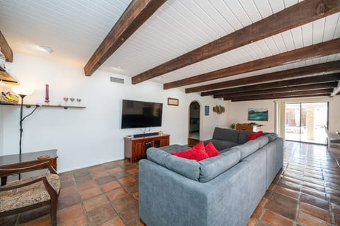 Spacious 4/3 VIEWS BBQ and POOL