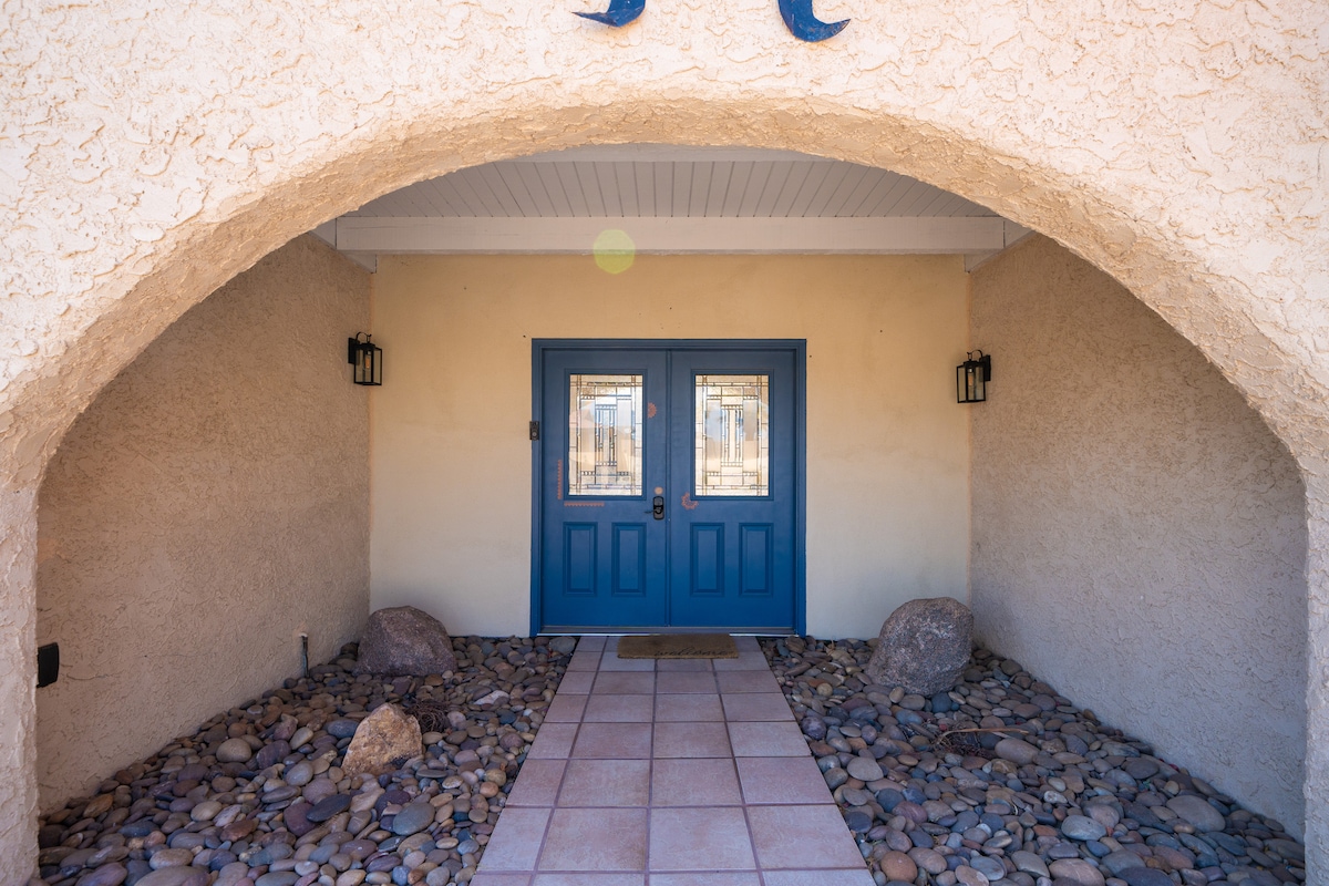 Spacious 4/3 VIEWS BBQ and POOL