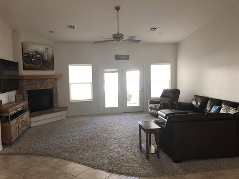 WATERSLIDE POOL HOME 3B/2B CLOSE TO LAKE!!