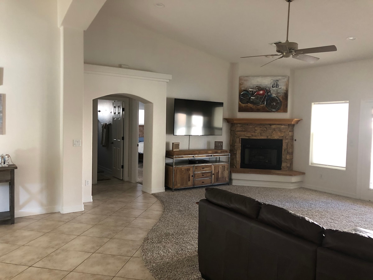 WATERSLIDE POOL HOME 3B/2B CLOSE TO LAKE!! - Lake Havasu City