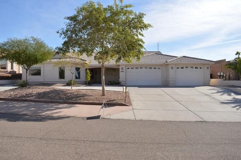 WATERSLIDE POOL HOME 3B/2B CLOSE TO LAKE!!