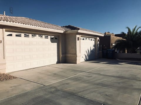 WATERSLIDE POOL HOME 3B/2B CLOSE TO LAKE!!