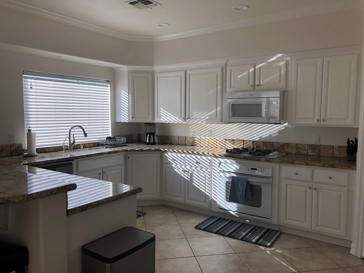 WATERSLIDE POOL HOME 3B/2B CLOSE TO LAKE!! - Lake Havasu City