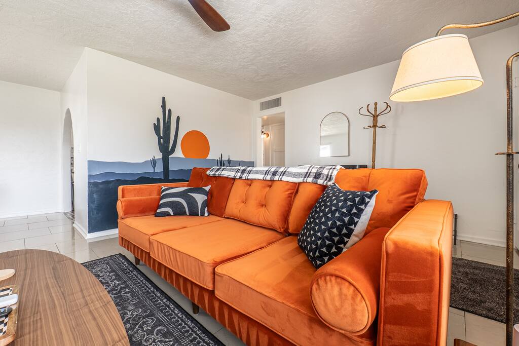 Close to PHX & Old Town, King Bed, & Fast WiFi