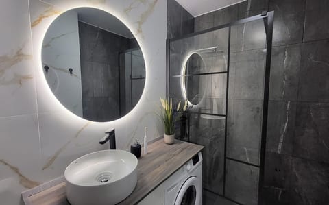 New Modern Apartment close to the Beach