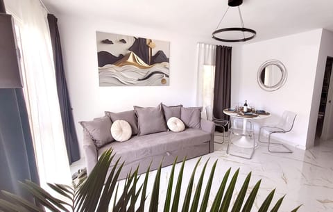 New Modern Apartment close to the Beach
