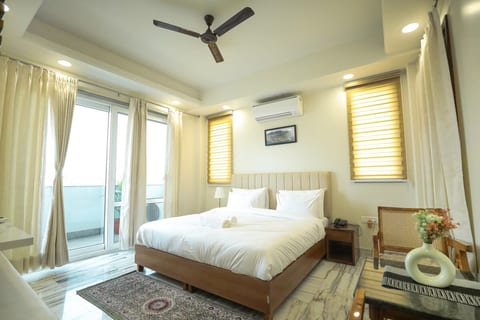 Tranquil 2BR Oasis with Balcony & Bathtub