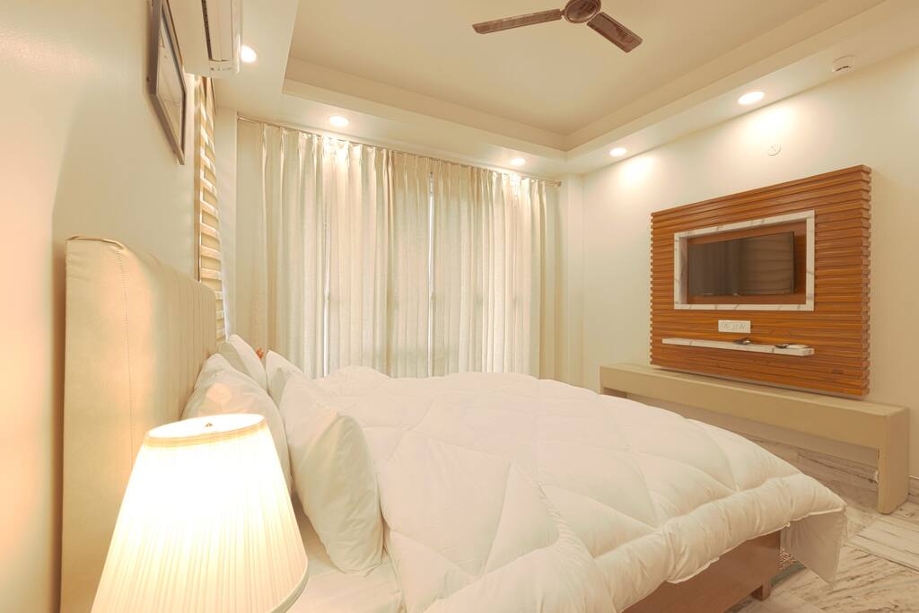 child-friendly-retreat-w-balcony-and-tub-king-bed/