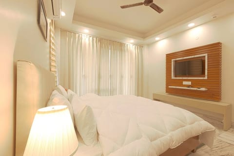 Child friendly Retreat w balcony & tub King Bed