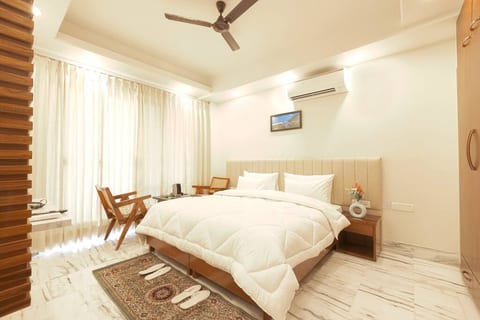 Child friendly Retreat w balcony & tub King Bed