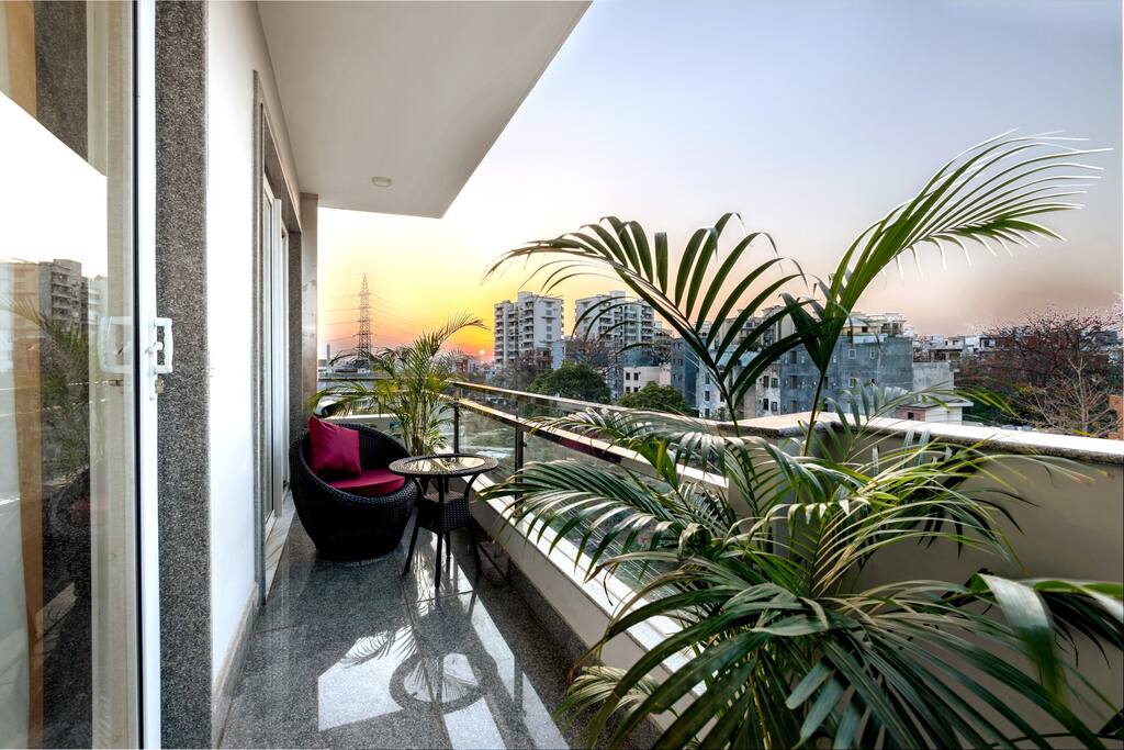 city-oasis-w-bathtub-n-balcony/