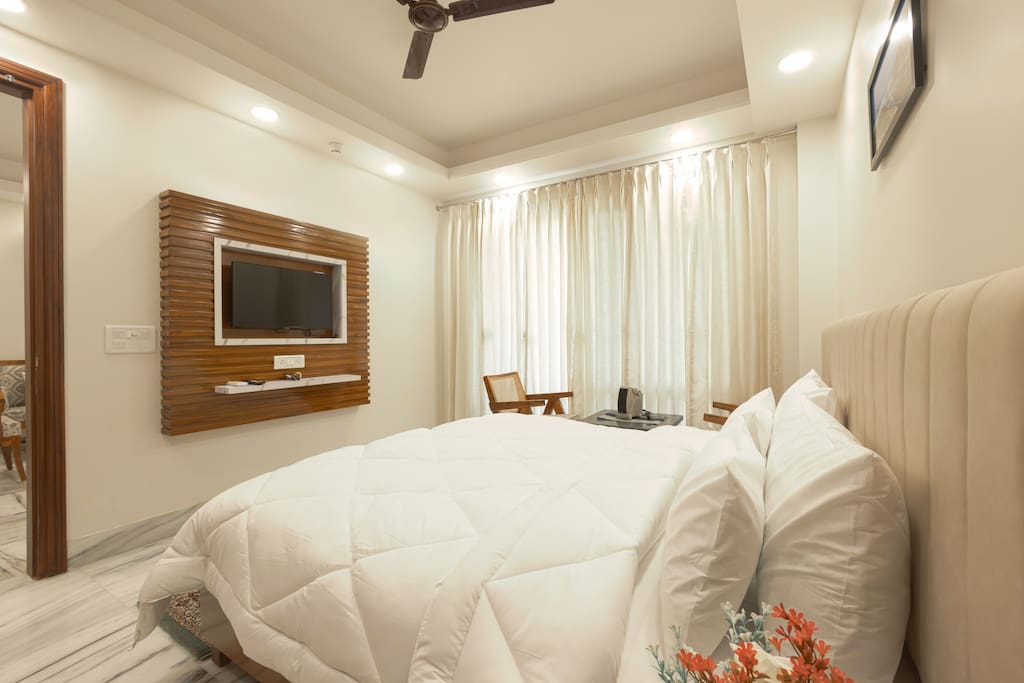 city-oasis-w-bathtub-n-balcony/