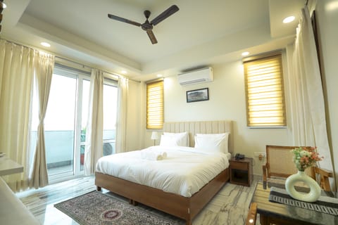 Peaceful City Paradise with King Bed & Tub