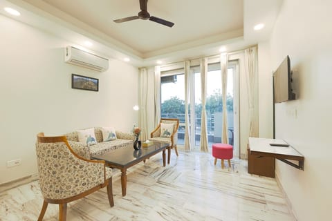Peaceful City Paradise with King Bed & Tub