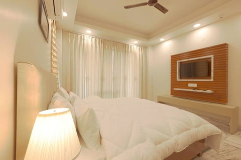 Peaceful City Paradise with King Bed & Tub