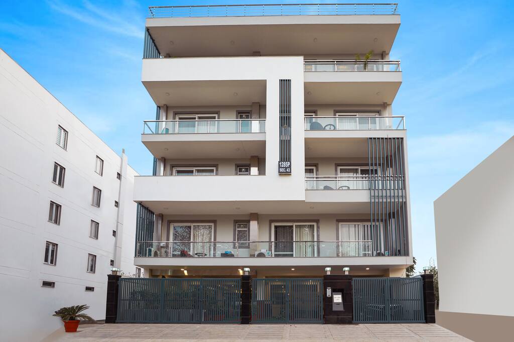 spacious-executive-suite-with-bathtub-and-balcony/