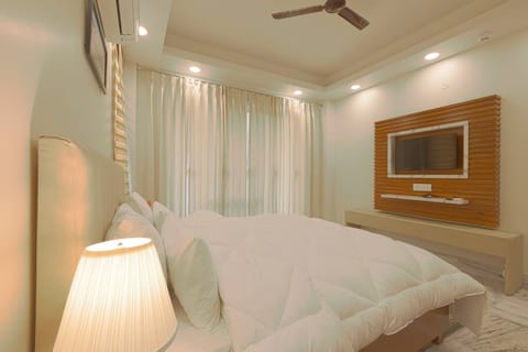 Spacious executive suite with bathtub & balcony