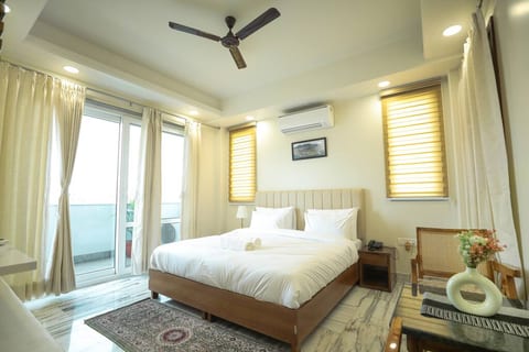 Spacious executive suite with bathtub & balcony