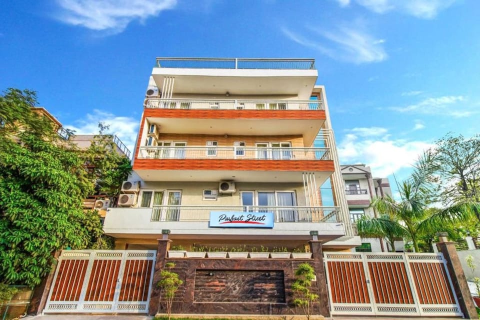 Medical friendly 2 BR near Fortis -Parfait Street - Gurugram