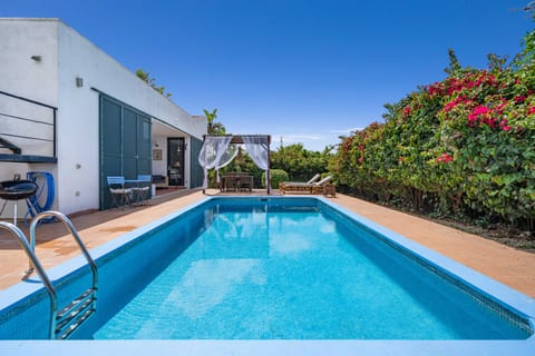 ANANA Binisafua | Villa with Pool Steps from Crystal Coves
