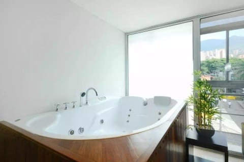 Two Bedroom AC Hot Tub, Middle of Ground ZERO 
