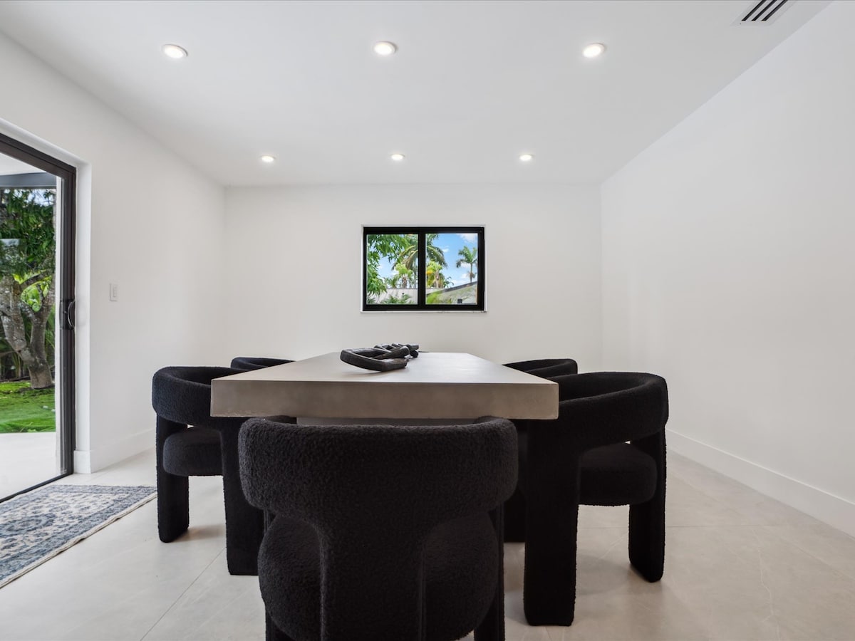 modern-luxury-home-w-racket-sports-gym-bbq/